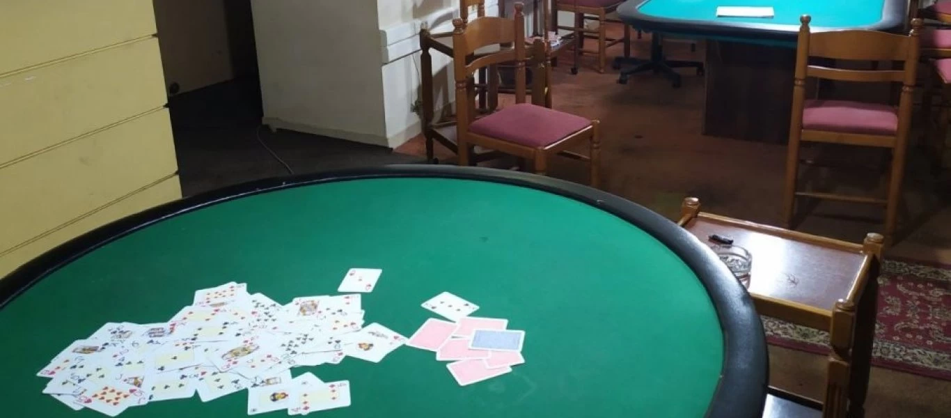 Συλλήψεις μετά από έφοδο σε παράνομη χαρτοπαικτική λέσχη - Ανάμεσά τους και γνωστός τραγουδιστής